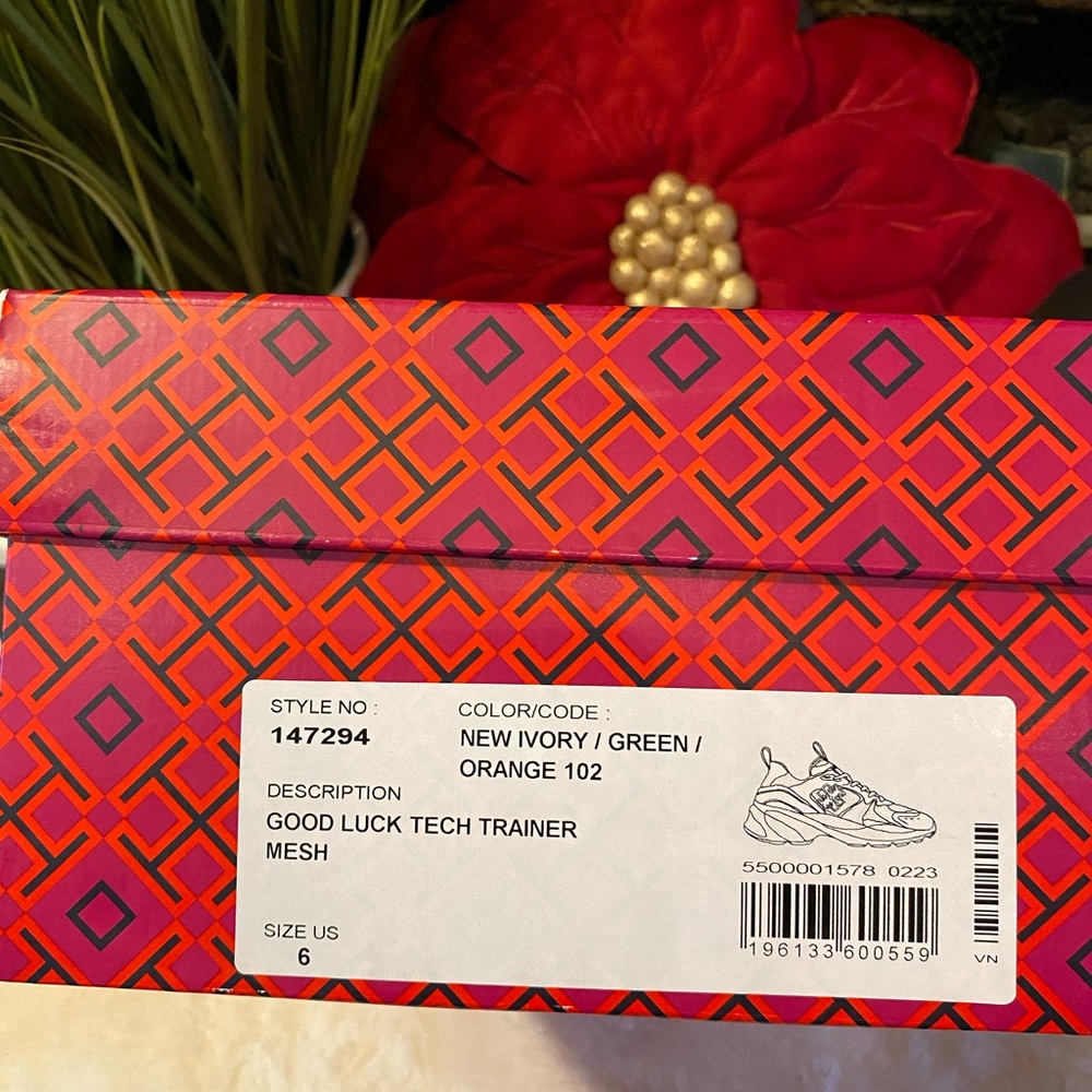 🎉HOST PICK🎉TORY BURCH GOOD LUCK TECH TRAINER - Picture 11 of 11
